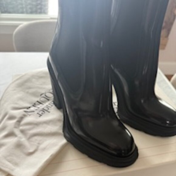 Alexander McQueen Tread Heeled Chelsea Boots Black - Picture 8 of 10